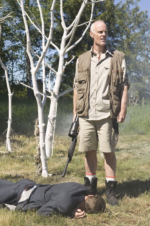 Beschäftigt sich mit jeder Art von Lebensform, die eine Bedrohung darstellen könnte: Jim Taggart (Matt Frewer, r.) ... - Bildquelle: Universal Television