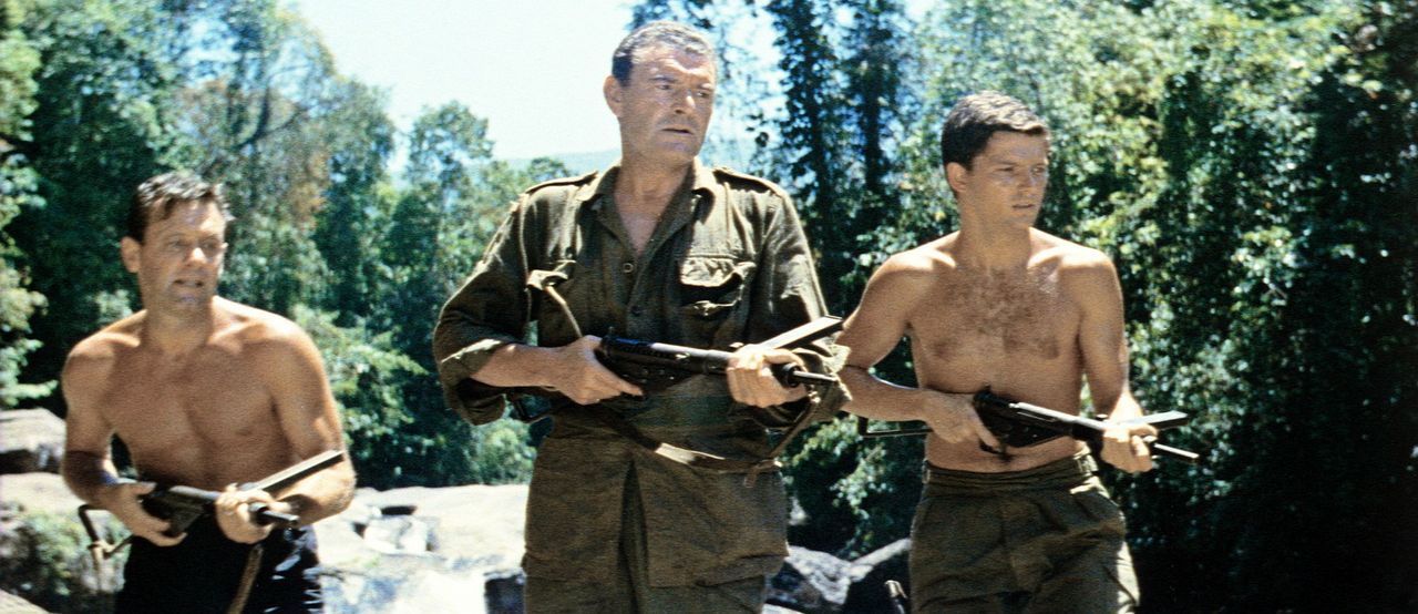Shears (William Holden, l.), Major Warden (Jack Hawkins, M.) und Leutnant Joyce (Geoffrey Horne, r.) machen sich schwer bewaffnet auf den Weg, um ih...