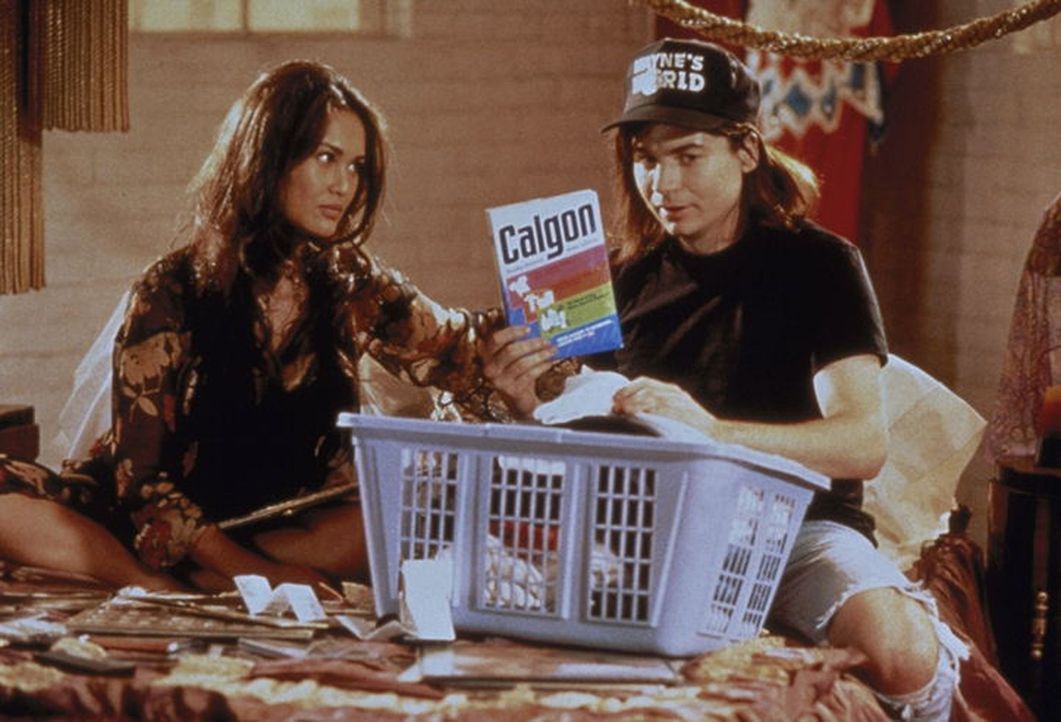 Cassandra (Tia Carrere, l.) und Wayne (Mike Myers, r.) haben einen schrecklichen Verdacht: Sollte Garth sein Lieblings-Aerosmith-Shirt gewaschen hab... - Bildquelle: Paramount Pictures
