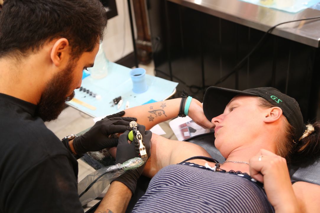 In Gedanken an Tamme lässt sich Hofkraft Becky im bekannten Tattoo Studio Co. in Miami ein Tattoo stechen. Wird Carmen es ihr gleichtun? - Bildquelle: Kabel Eins