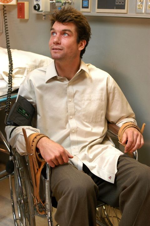 Aufgespürt: Der unter Schizophrenie leidende Joe Gibson (Jerry O'Connell) wird in die Klinik gebracht. - Bildquelle: Warner Bros. Entertainment Inc.