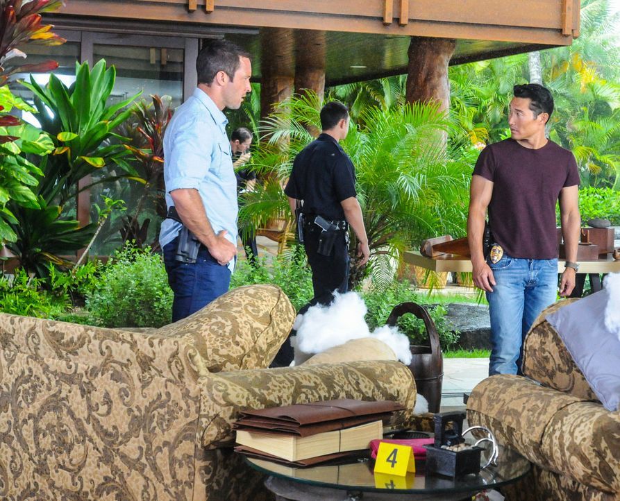 Als ein Ehepaar in seinem Haus erschossen aufgefunden wird, beginnen Steve (Alex O'Loughlin, l.) und Chin (Daniel Dae Kim, r.) sofort mit den Ermitt... - Bildquelle: 2013 CBS BROADCASTING INC. All Rights Reserved.