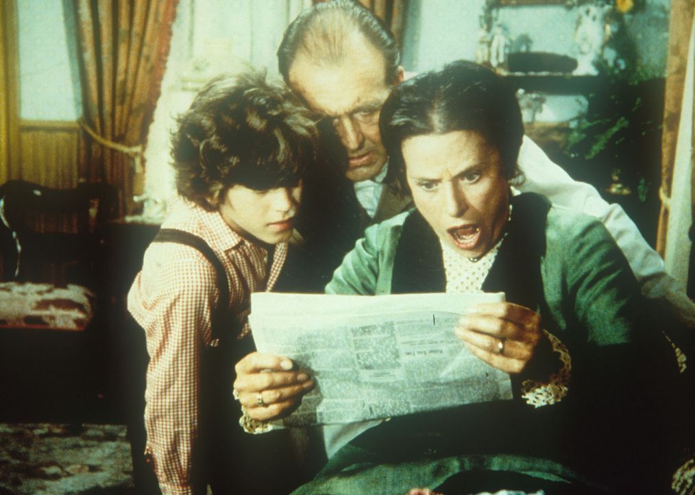 Willie (Jonathan Gilbert, l.), Mr. Oleson (Richard Bull, M.) und Mrs. Oleson (Katherine MacGregor, r.) sind entsetzt über einen Bericht in der Zeit... - Bildquelle: Worldvision