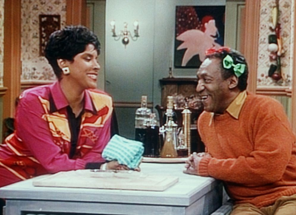 Clair (Phylicia Rashad, l.) ist begeistert von Cliffs (Bill Cosby, r.) neuer Frisur, die ihm "Madam" Olivia gemacht hat. - Bildquelle: Viacom