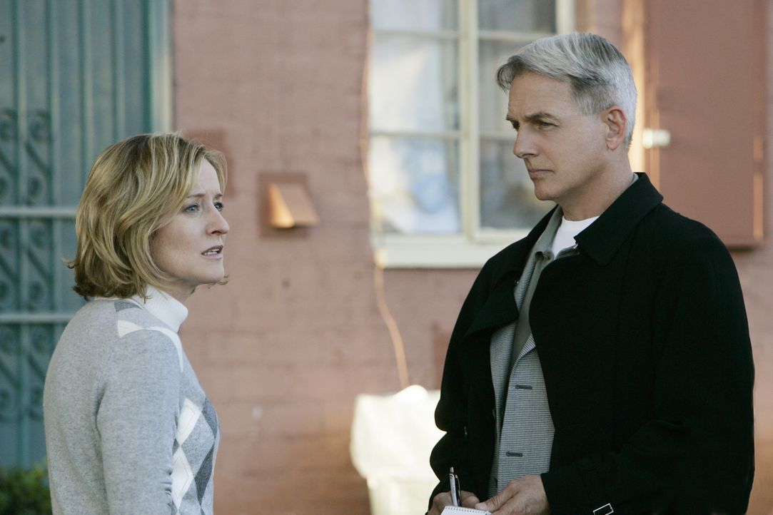 Die Sozialarbeiterin Maggie Scott (Kari Coleman, l.) ist von der Unschuld Tomás' überzeugt, doch im Verhör mit Gibbs (Mark Harmon, r.) und Franks ve... - Bildquelle: CBS Television