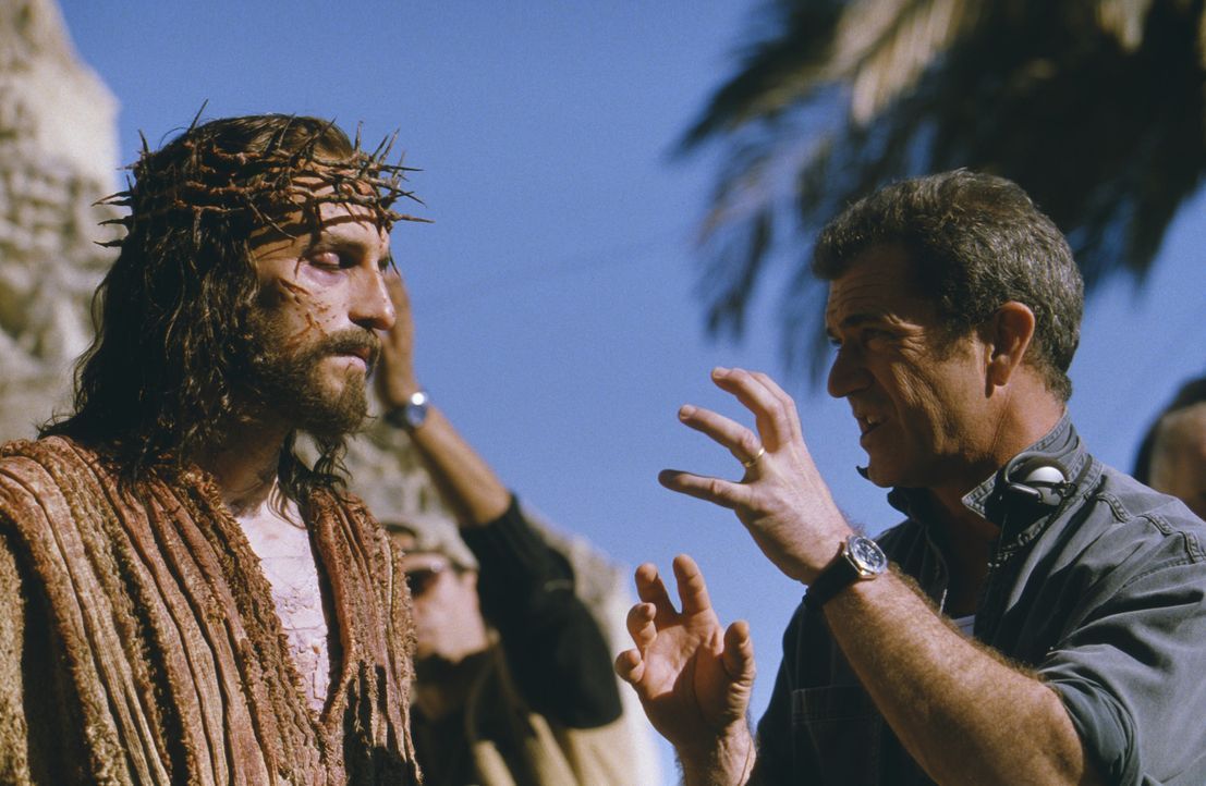 Bei den Dreharbeiten zu "Die Passion Christi": Jesus-Darsteller James Caviezel, l. und Regisseur und Produzent Mel Gibson, r. - Bildquelle: Icon Film Distribution Ltd.