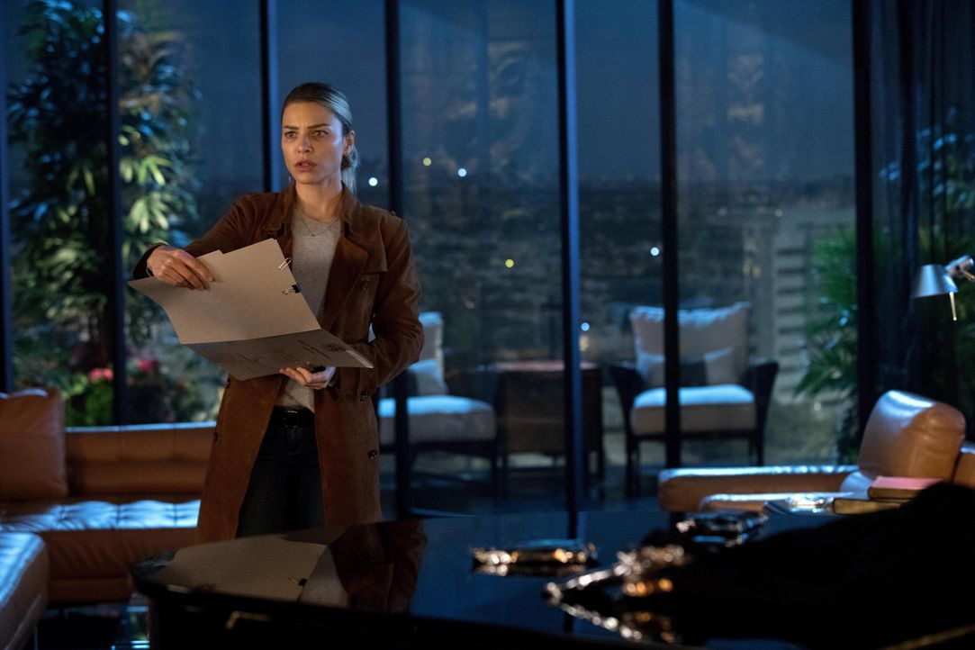Als Chloe (Lauren German) bemerkt, wie viel Zeit Lucifer und Ella zusammen verbringen, wird sie misstrauisch und will der Ursache für die plötzliche... - Bildquelle: 2016 Warner Brothers