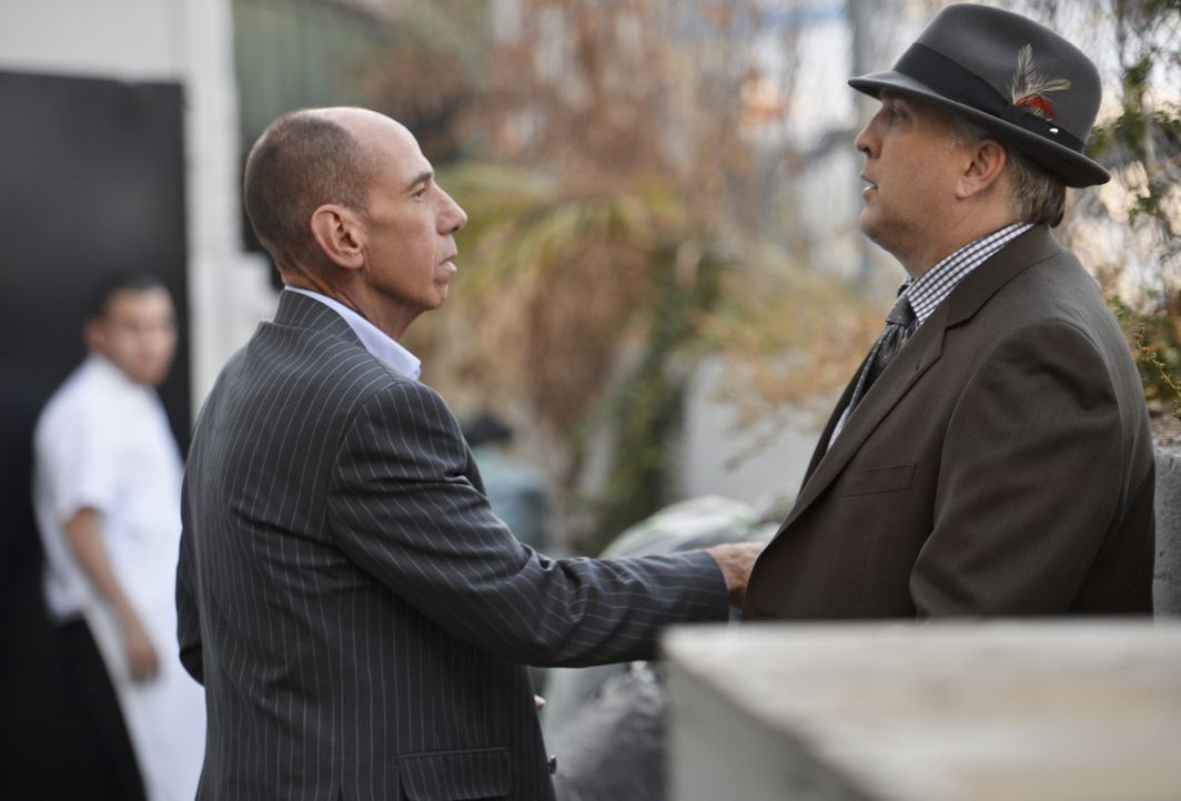 Hat das Team um Granger (Miguel Ferrer, l.) mit Daniel Roebuck (Paul Barnes, l.) den richtigen Mörder gefunden? - Bildquelle: CBS Studios Inc. All Rights Reserved.