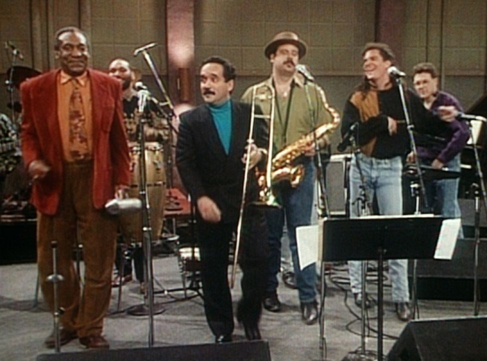 Cliff (Bill Cosby, l.) ist zu einem Radioauftritt von Willie Colon (M.) in den Sender eingeladen worden. Doch anstatt nur zuzusehen, macht er gleich... - Bildquelle: Viacom