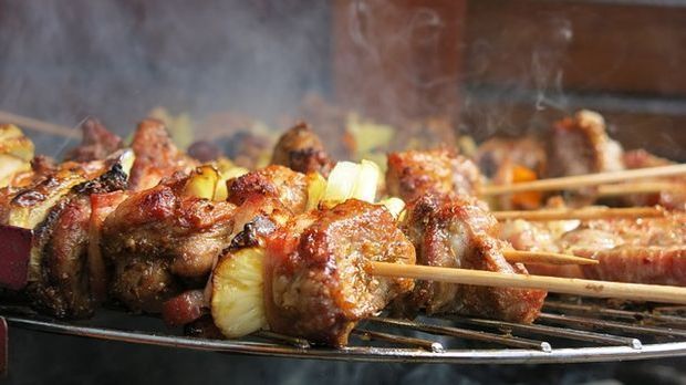mariniertes Fleisch auf dem Grill
