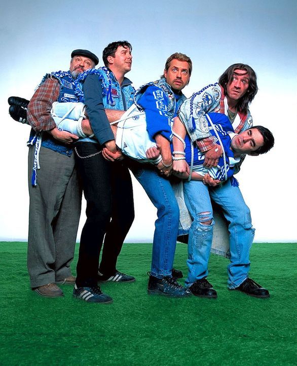 Die vier Freunde und Fußball-Fans: Hans (Uwe Ochsenknecht, 2.v.r.) , Mike (Ralf Richter, r.), Bernie (Michael Sideris, 2.v.l.) und Theo (Walter Gont... - Bildquelle: Seven Pictures