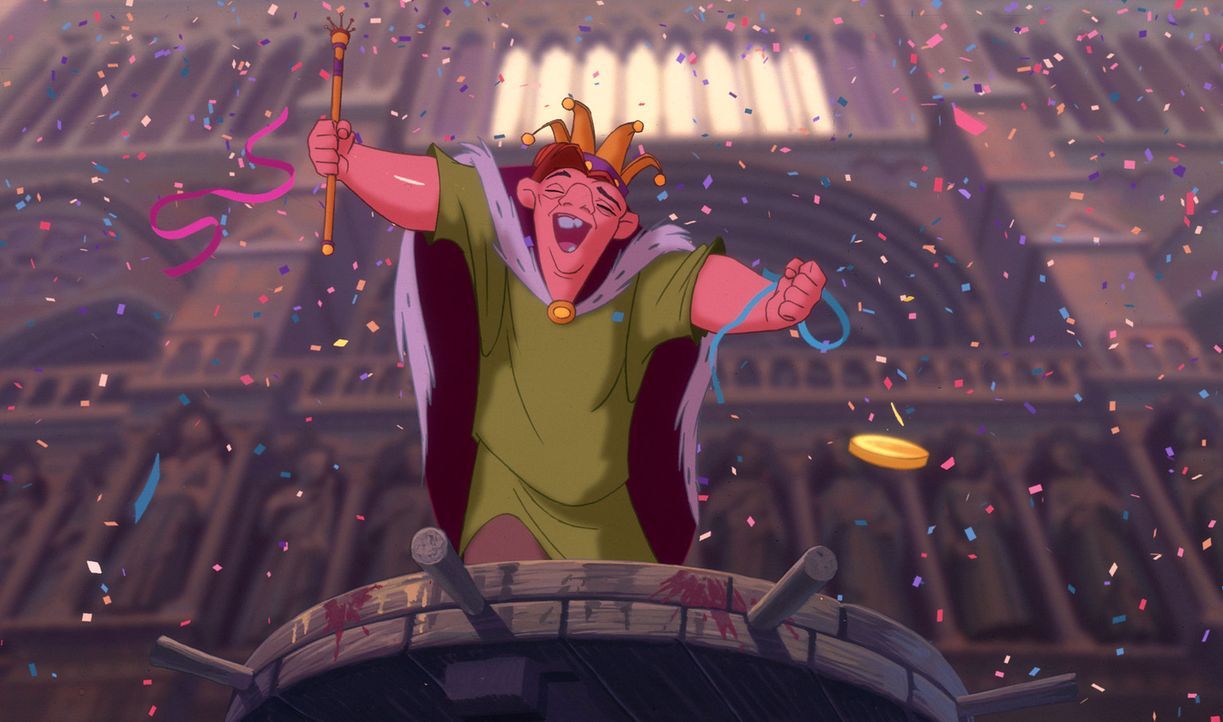 Als sich Quasimodo, der bucklige Glöckner von Notre Dame, verbotenerweise in das bunte Getümmel auf den Straßen von Paris während des Narrenfestes s... - Bildquelle: The Walt Disney Company