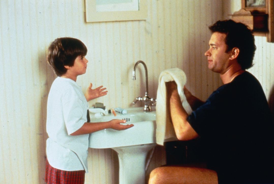 Der achtjährige Jonah (Ross Malinger, l.) versucht seinen Vater (Tom Hanks, r.) zu überzeugen, dass er wieder heiraten muss. - Bildquelle: Columbia TriStar