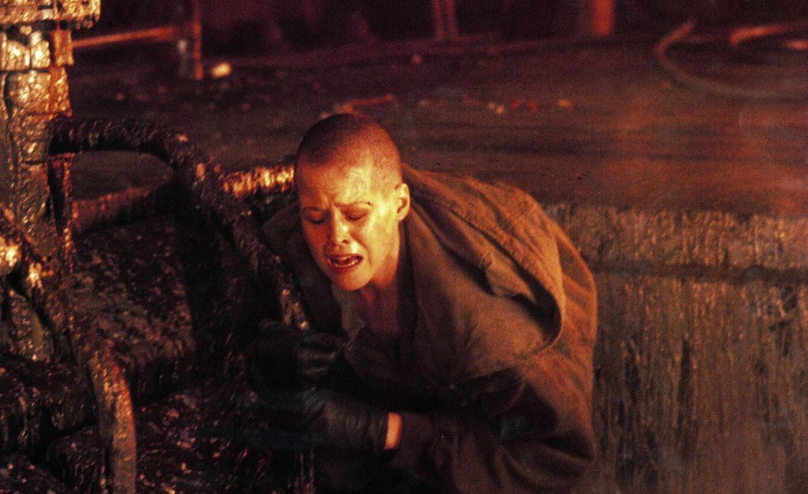 Vom schier aussichtslosen Kampf gezeichnet: Alien-Jägerin Ellen Ripley (Sigourney Weaver) ... - Bildquelle: 20th Century Fox of Germany