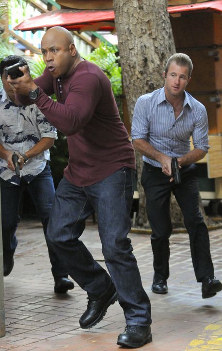 Um einen Fall zu lösen, setzen Sam (LL Cool J, l.) und Danny (Scott Caan, r.) ihr eigenes Leben aufs Spiel ... - Bildquelle: TM &   CBS Studios Inc. All Rights Reserved.