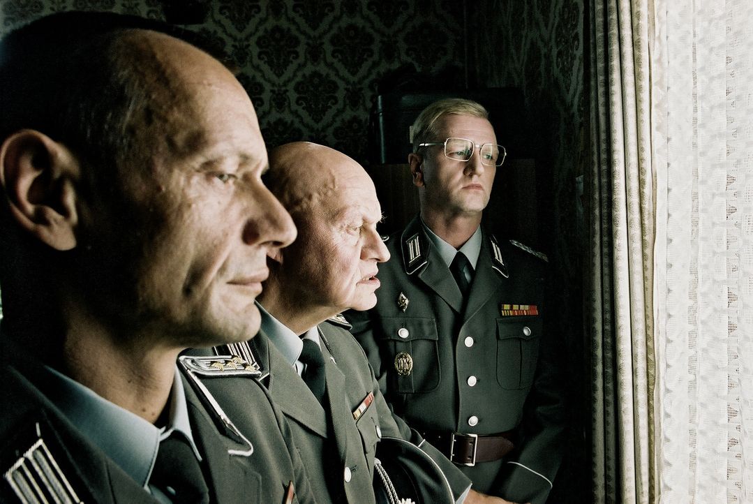 Die Offiziere : (v.l.n.r.) Hauptmann Stummel (Torsten Michaelis), Futterknecht (Ignaz Kirchner) und Oberst Kalt (Detlev Buck) ... - Bildquelle: Delphi