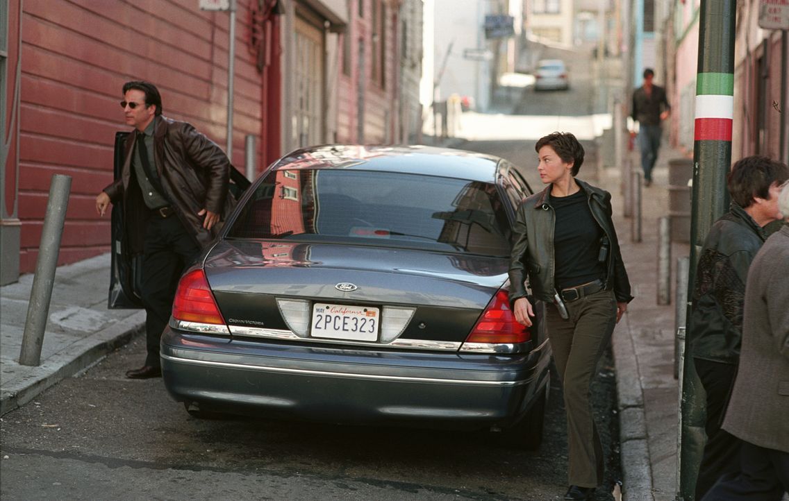 Mike Delmarco (Andy Garcia, l.) verhält sich seiner Kollegin Jessica (Ashley Judd, 2.v.l.) gegenüber seltsam. Was verschweigt er Jessica? - Bildquelle: Paramount Pictures
