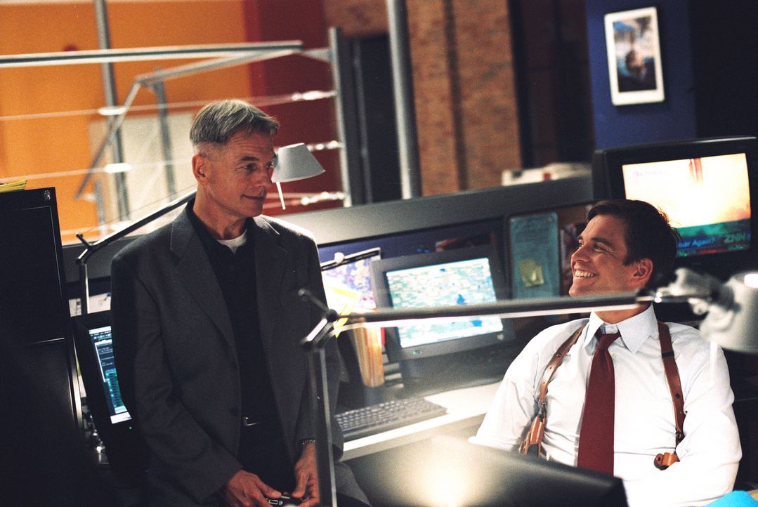 Durch einen Trick gelingt es Gibbs (Mark Harmon, l.) und Tony (Michael Weatherly, r.), einen Mord zu verhindern ... - Bildquelle: CBS Television