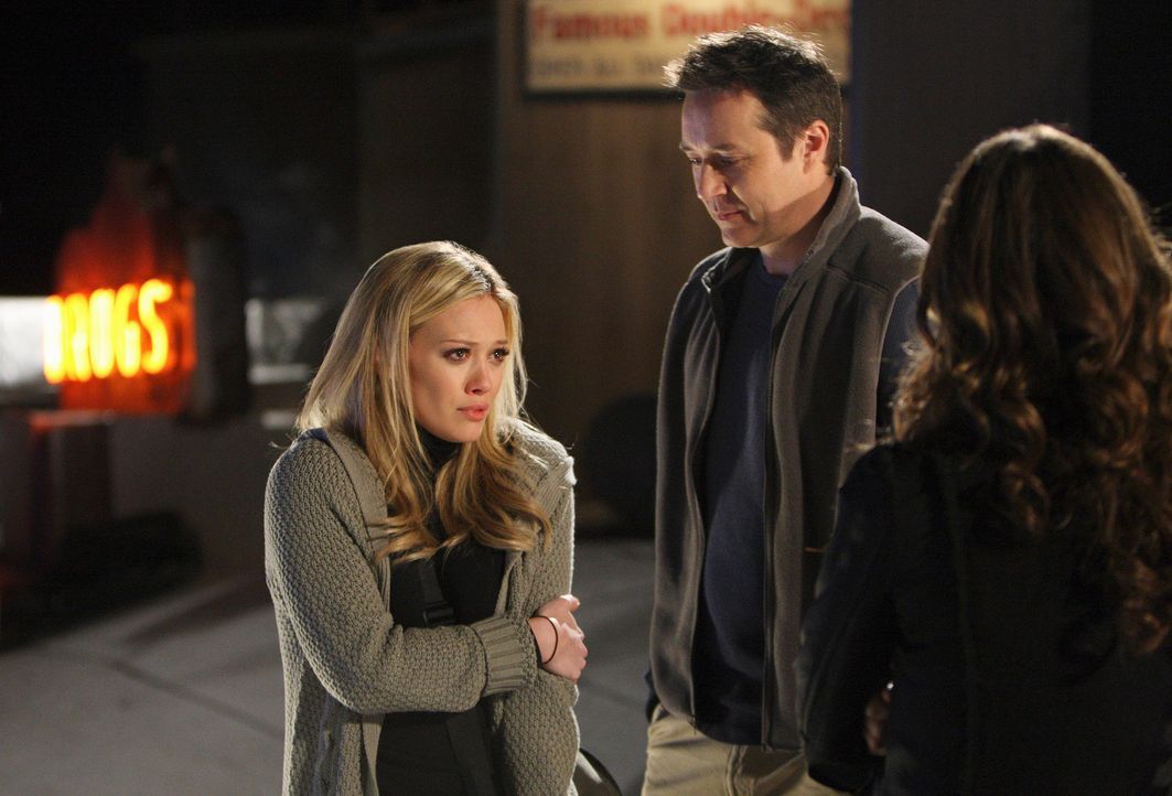 Melinda (Jennifer Love Hewitt, r.) versucht zwischen Ricks (Currie Graham, M.) Geist und Morgan Jeffries (Hilary Duff, l.) zu vermitteln. - Bildquelle: ABC Studios