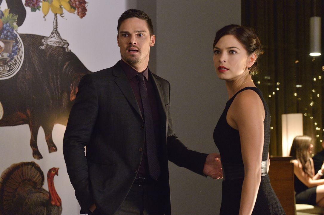 Ist der herzkranke Milliardär der Strippenzieher hinter dem Mord oder war doch jemand anders Schuld daran? Catherine (Kristin Kreuk, r.) und Vincent... - Bildquelle: Ben Mark Holzberg 2015 The CW Network, LLC. All rights reserved.