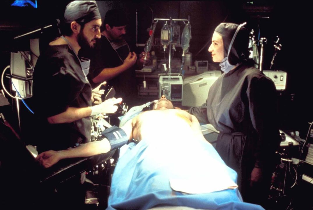 Wider Erwarten gelingt es Dr. Nyebern (Alfred Molina, l.), den klinisch toten Hatch (Jeff Goldblum, liegend) wiederzubeleben. Doch fortan verfolgen... - Bildquelle: TriStar Pictures
