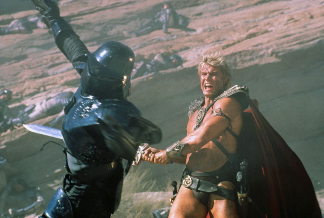 In einem epischen Schwertkampf zwischen Gut und Böse kämpfen He-Man (Dolph Lundgren, r.) und Skeletor um das Schicksal des Universums ... - Bildquelle: CANNON FILMS INC. AND CANNON INTERNATIONAL B. V