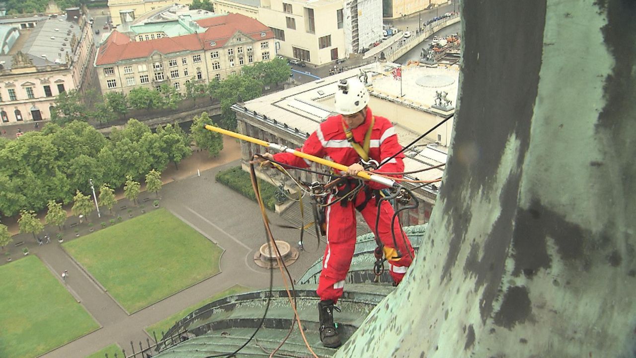 Dachdecker und Industriekletterer Thomas wartet zusammen mit seinem Kollegen Mike auf 114 Meter Höhe das goldene Kreuz vom Berliner Dom. Das 12,5 T... - Bildquelle: kabel eins