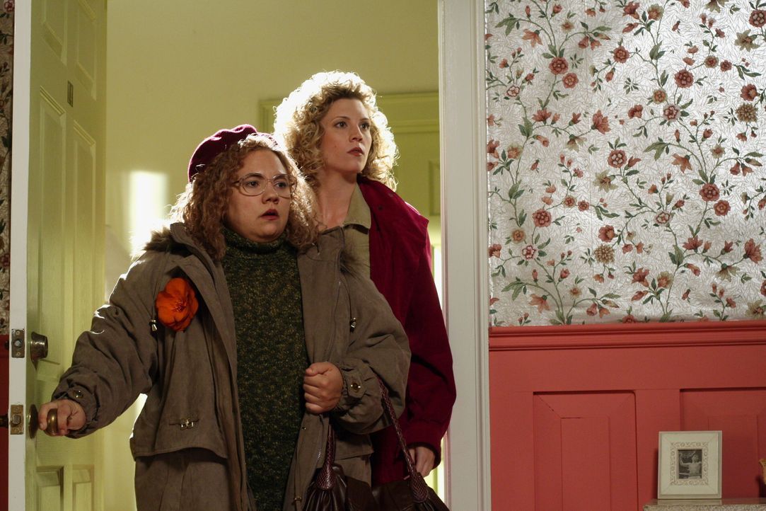 Rückblende ins Jahr 1989: Martha Puck (Emily Nelson, l.) und Stefanie Levine (Cristina Ann Williamson, r.) ... - Bildquelle: Warner Bros. Television