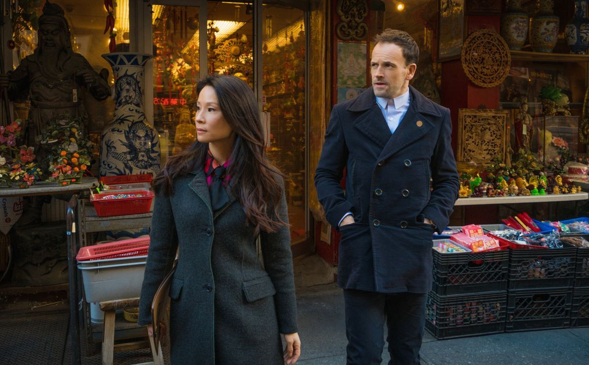 In Chinatown wartet der nächste Fall auf Sherlock Holmes (Jonny Lee Miller, r.) und Joan Watson (Lucy Liu, l.) ... - Bildquelle: Michael Parmelee 2016 CBS Broadcasting Inc. All Rights Reserved.