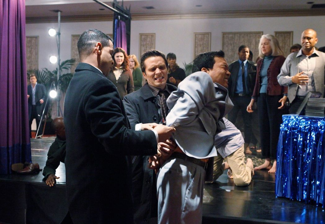 Javier Esposito (Jon Huertas, l.) und Kevin Ryan (Seamus Dever, M.) schaffen es nur mit Mühe den Selbsthilfeguru Mr. Wung (Eddie Shin, r.) Handschel... - Bildquelle: ABC Studios