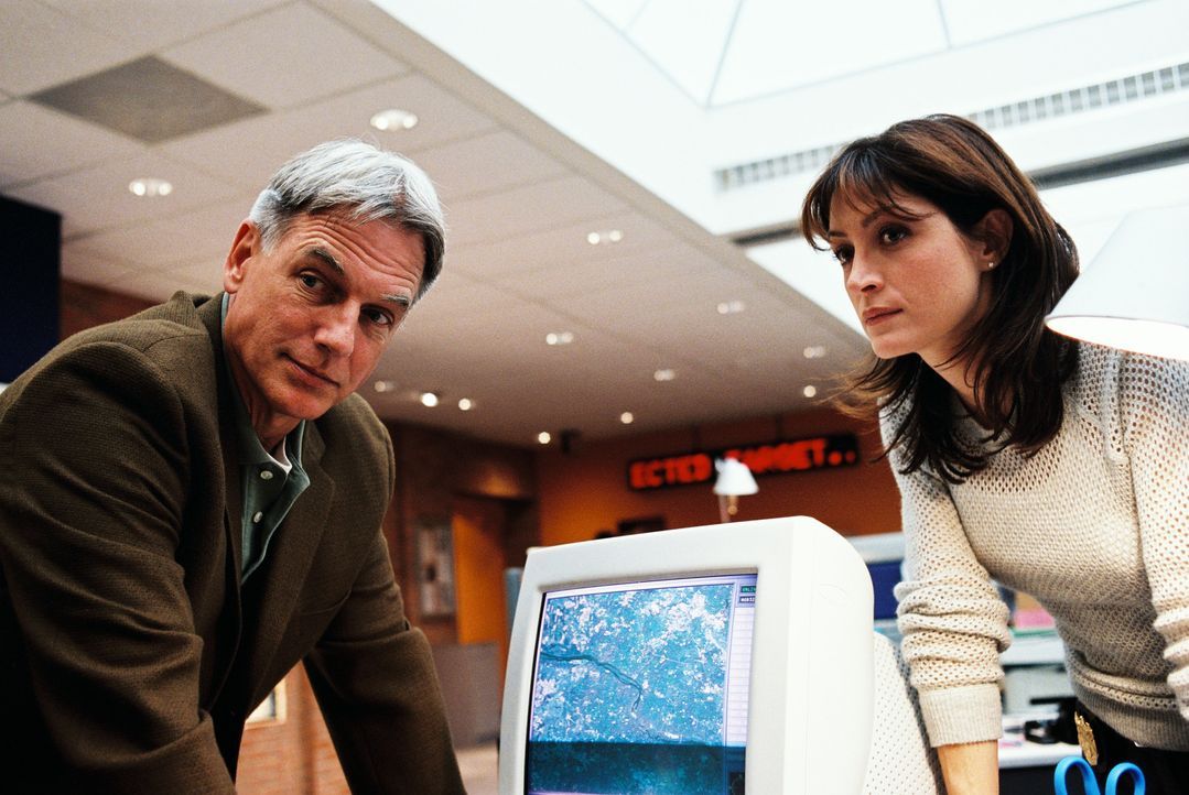 Bei den Ermittlungen stellen Gibbs (Mark Harmon, l.) und Kate (Sasha Alexander, r.) fest, dass es sich bei dem Toten um einen jungen Seemann handelt... - Bildquelle: CBS Television