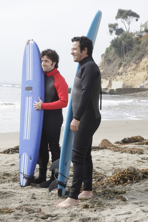 Um einen neuen Fall zu lösen, gehen Charlie (David Krumholtz, l.) und Don (Rob Morrow, r.) surfen ... - Bildquelle: Paramount Network Television