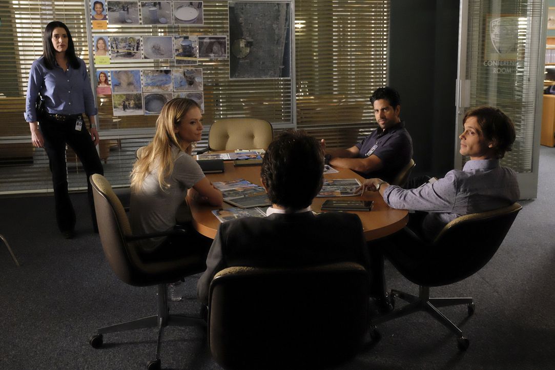 Emily Prentiss (Paget Brewster, l.) kehrt ins BAU-Team zurück und hilft Reid (Matthew Gray Gubler, r.), Luke (Adam Rodriguez, 2.v.r.), JJ (AJ Cook,... - Bildquelle: Darren Michaels 2016 CBS Broadcasting, Inc. All Rights Reserved. / Darren Michaels