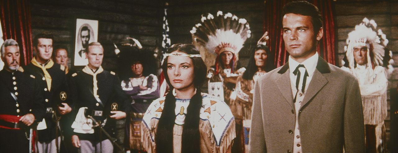 Um endlich den Frieden zwischen der US-Armee und den Indianern dauerhaft zu festigen, verzichtet Winnetou auf seine große Liebe, die Häuptlingstoc... - Bildquelle: Columbia Pictures