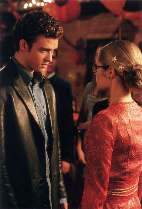 Als Alex getarnt, ist Janine (Maggie Lawson, r.) eher bereit, dem attraktiven Kollegen Jason (Justin Timberlake, l.) eine Chance zu geben ... - Bildquelle: Buena Vista Television