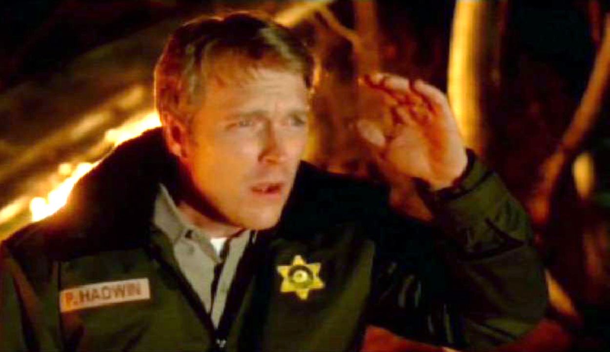 Der Forest Ranger Phil Hadwin (Brendan Ford) eilt zur Unfallstelle, als er in einem nahe gelegenen Waldstück den Absturz eines Jetflugzeugs beobach... - Bildquelle: Paramount Network Television