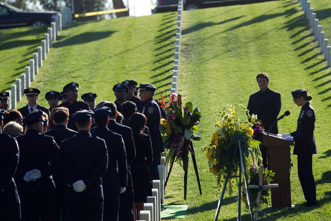 Richard Castle (Nathan Fillion, 2.v.r.) und Kate Beckett (Stana Katic, r.) nehmen Abschied von einem geschätzten Kollegen ... - Bildquelle: ABC Studios