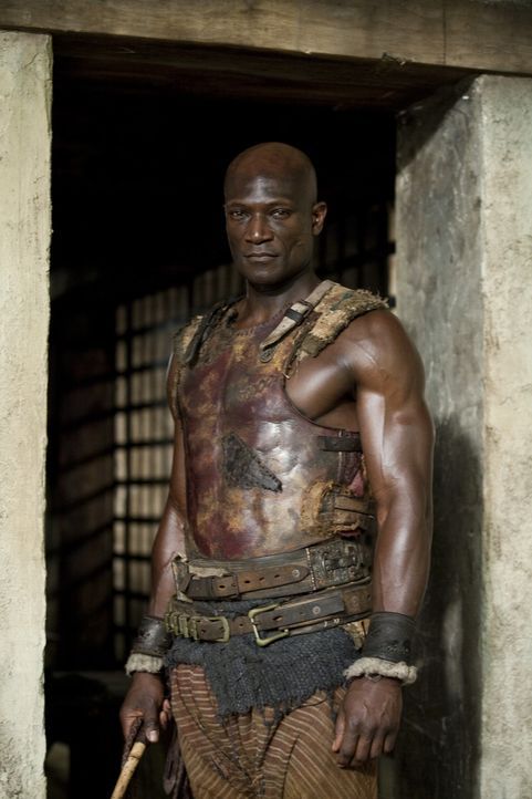 Glaubt fest an die Ehre eines Gladiators: Drago (Peter Mensah) - bis er eines Besseren belehrt wird ... - Bildquelle: 2010 Starz Entertainment, LLC