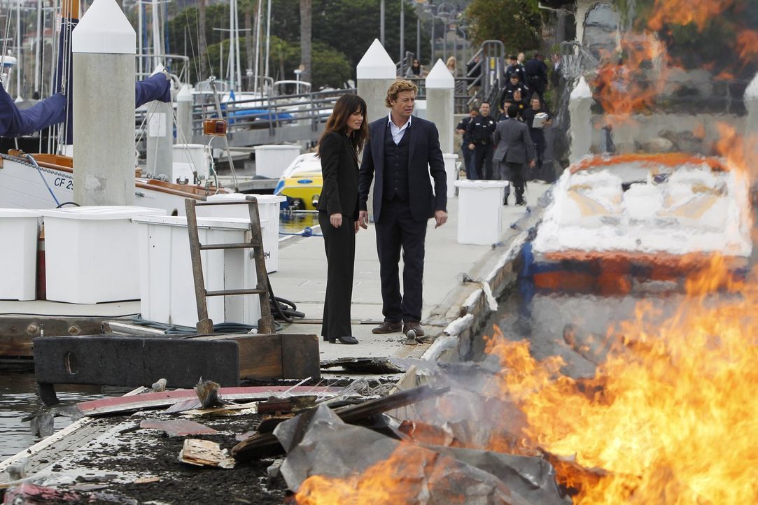 Patrick (Simon Baker, r.) und Teresa (Robin Tunney, l.) gehen die lange Liste von Verdächtigen durch, nachdem ein erfolgreicher Scheidungsanwalt, de... - Bildquelle: Warner Bros. Television