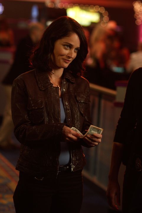 Sieht sich im Casino um: Teresa (Robin Tunney) ... - Bildquelle: Warner Bros. Television