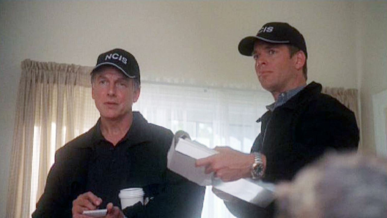 Die Special Agents Leroy Gibbs (Mark Harmon, l.) und Anthony "Tony" DiNozzo (Michael Weatherly, r.) ermitteln am Tatort die Identität einer Leiche... - Bildquelle: Sat.1