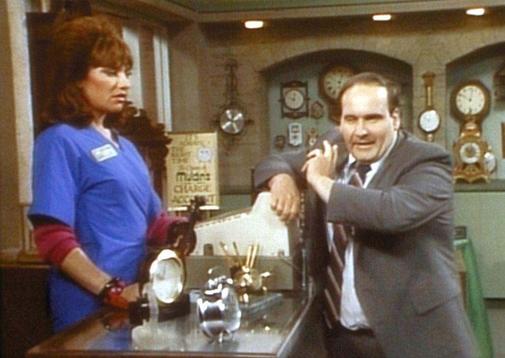 Die arbeitsscheue Peggy (Katey Sagal, l.) ist bei ihrem neuen Vorgesetzten Mr. Pond (Ernie Sabella, r.) nicht gerade glücklich. - Bildquelle: Columbia Pictures