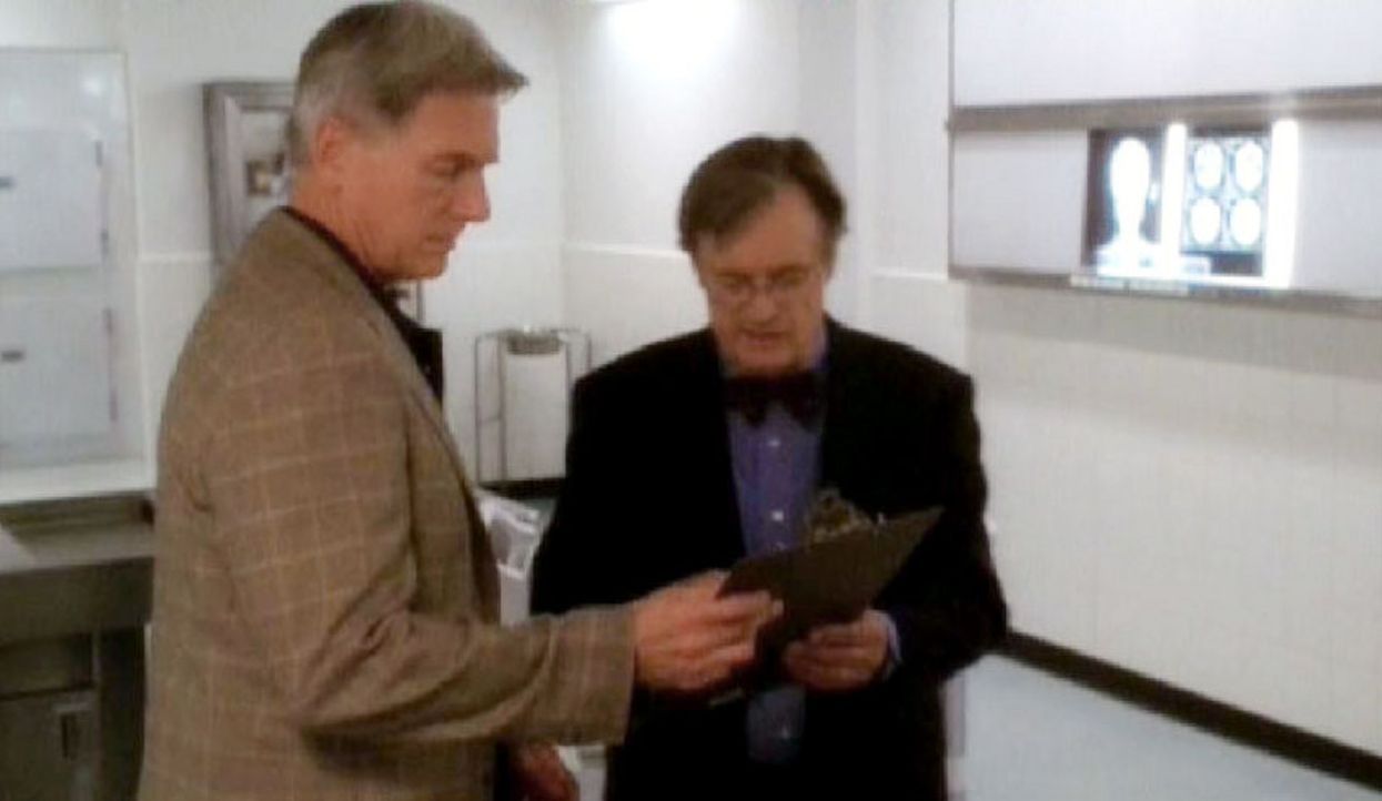 Special Agent Leroy Jethro Gibbs (Mark Harmon, l.) und Dr. Donald "Ducky" Mallard (David McCallum, r.) ermitteln die Identität des wiedererwachten... - Bildquelle: CBS Television