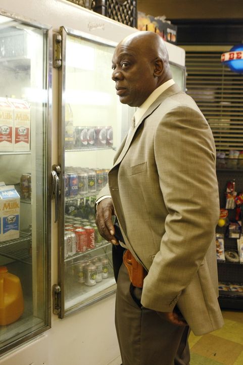 Det. Will Jeffries (Thom Barry) geht nachts in den Lebensmittelladen, um Milch zu holen und plötzlich wird er von einem Unbekannten mit der Waffe be... - Bildquelle: Warner Bros. Television