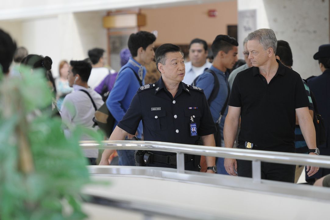 Als eine Stewardess am Flughafen von Singapur am Gepäckband ermordet aufgefunden wird, wird Jack Garrett (Gary Sinise, r.) und sein Team dazu gezoge... - Bildquelle: Neil Jacobs 2016 ABC Studios. All rights reserved.