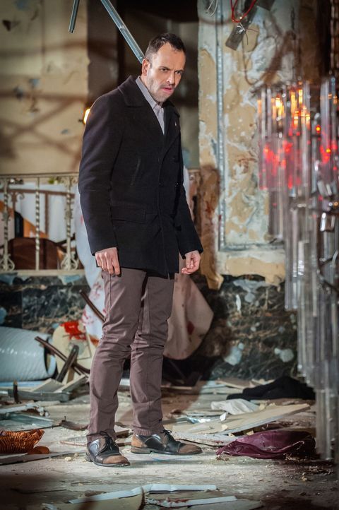 Der geniale Ermittler Sherlock Holmes (Jonny Lee Miller) inspiziert den Tatort einer Bombenexplosion und zieht daraus wie immer spitzfindige Schlüss... - Bildquelle: CBS Television