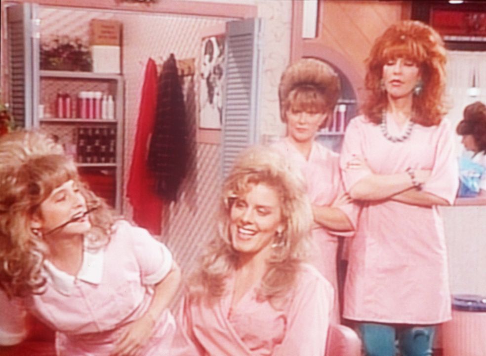 Peggy (Katey Sagal, r.) und Marcy (Amanda Bearse, 2.v.r.) vermuten, dass die kesse Ginger (Elizabeth Keifer, 2.v.l.) ein Verhältnis mit Al hat. - Bildquelle: Columbia Pictures