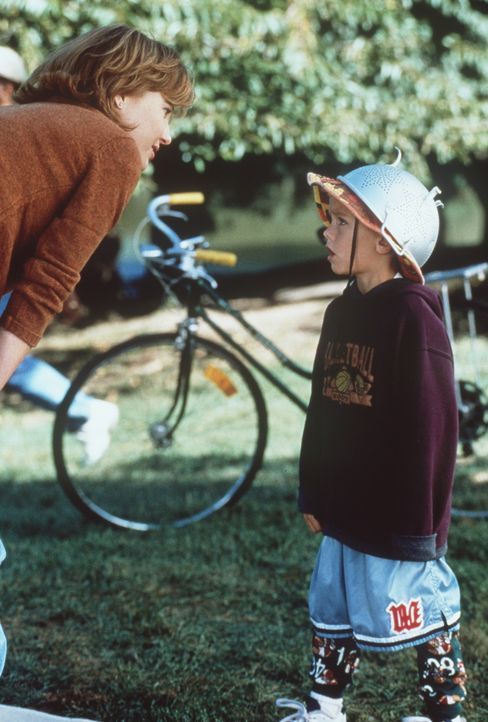 Als sich eines Tages der kleine Julian (Dylan Sprouse/Cole Sprouse, r.) in einem großen Park verläuft, lernt er die attraktive Lesly (Joey Lauren... - Bildquelle: Columbia TriStar