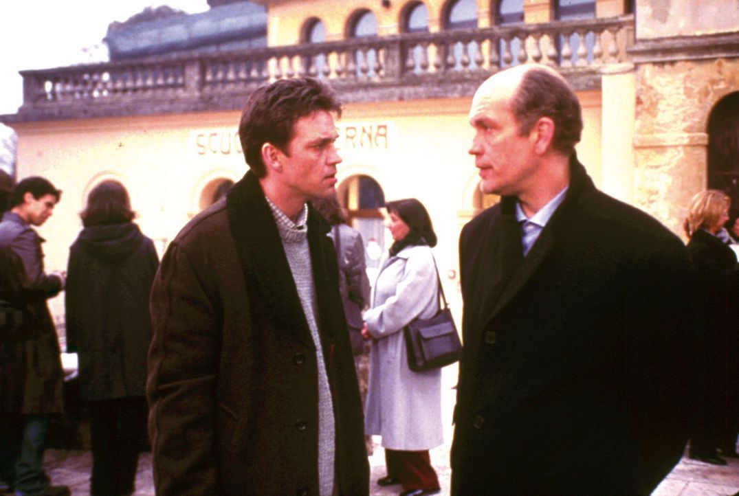 Aus verletzter Eitelkeit macht Mr. Ripley (John Malkovich, r.) seinen an Leukämie erkrankten Nachbarn Jonathan (Dougray Scott, l.) zum Mörder ... - Bildquelle: Warner Bros.