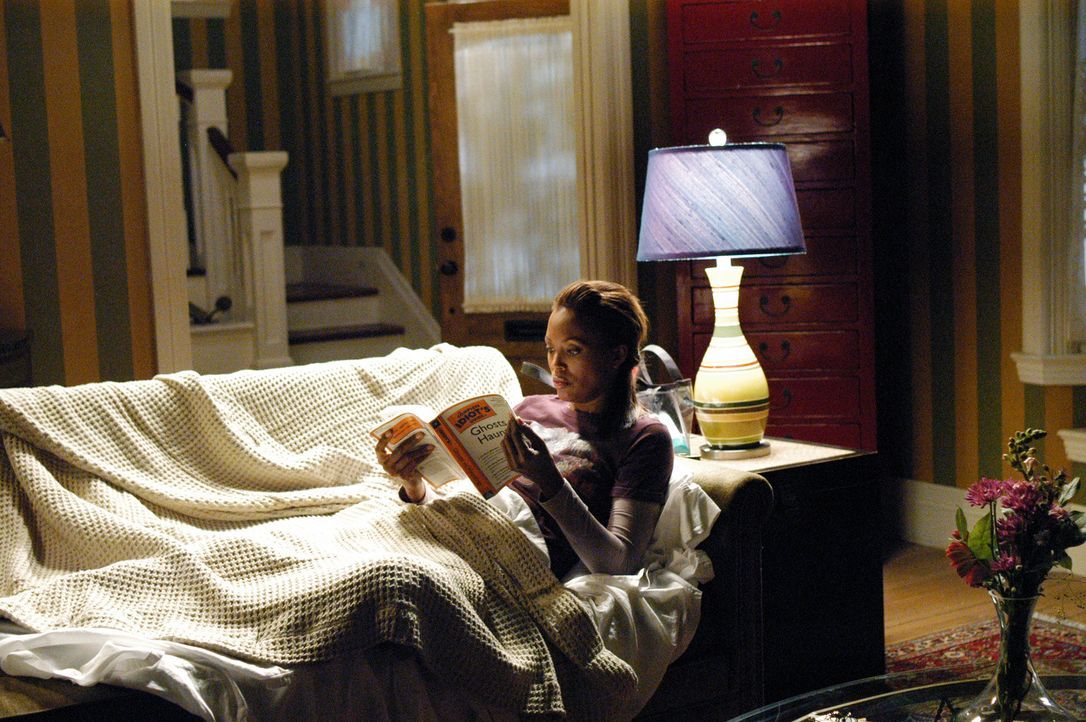 Andrea Moreno (Aisha Tyler) hat es sich gemütlich gemacht und liest eine Lektüre über das Geisterjagen ... - Bildquelle: ABC Studios
